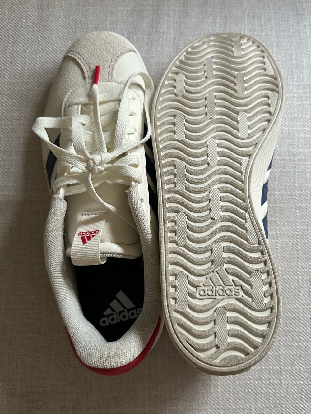Adidas Women’s Off-White Sneaker with Navy Stripes and Red Heel size 8.5 - Picture 4 of 5